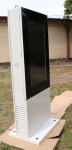 Wodoszczelny kiosk reklamowy totem zewntrzny przemysowy z ekranem LCD Gablota zewntrzna odporna na deszcz i mrz NoMobi Trex 43